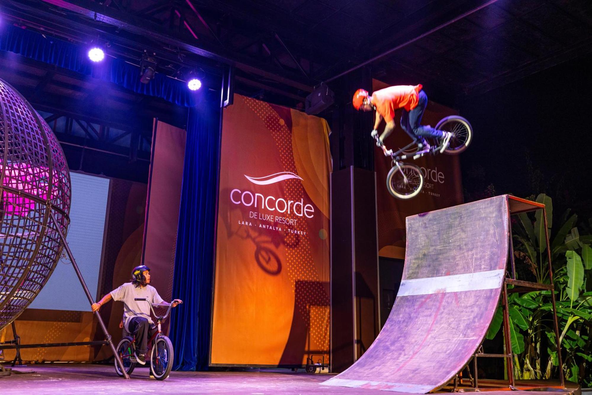 Concorde De Luxe Resort Antalya Exteriér fotografie A BMX rider at the 2008 Paralympics