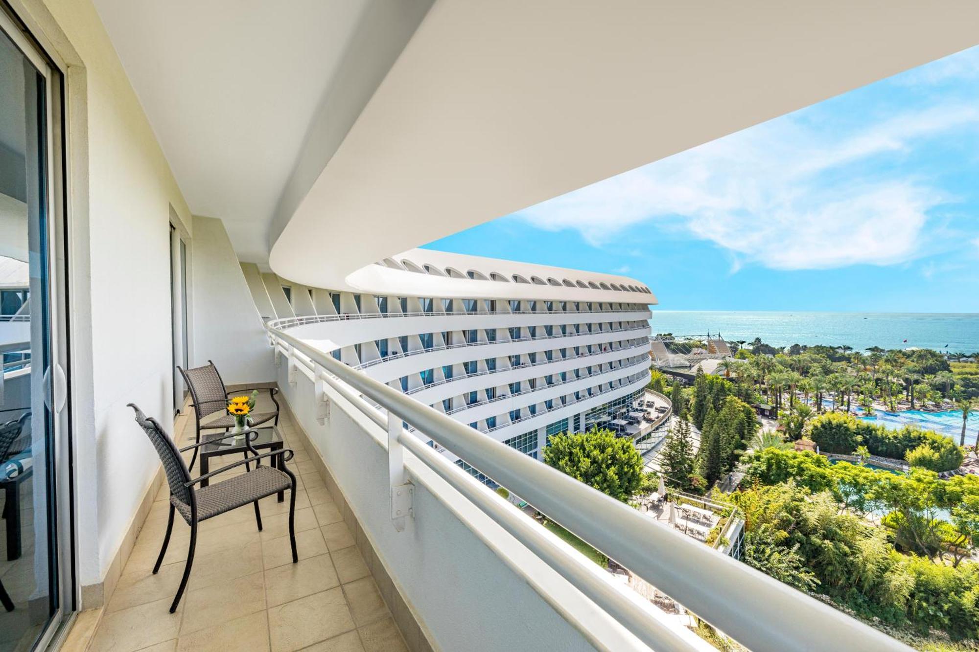 Concorde De Luxe Resort Antalya Exteriér fotografie Balcony of a hotel room