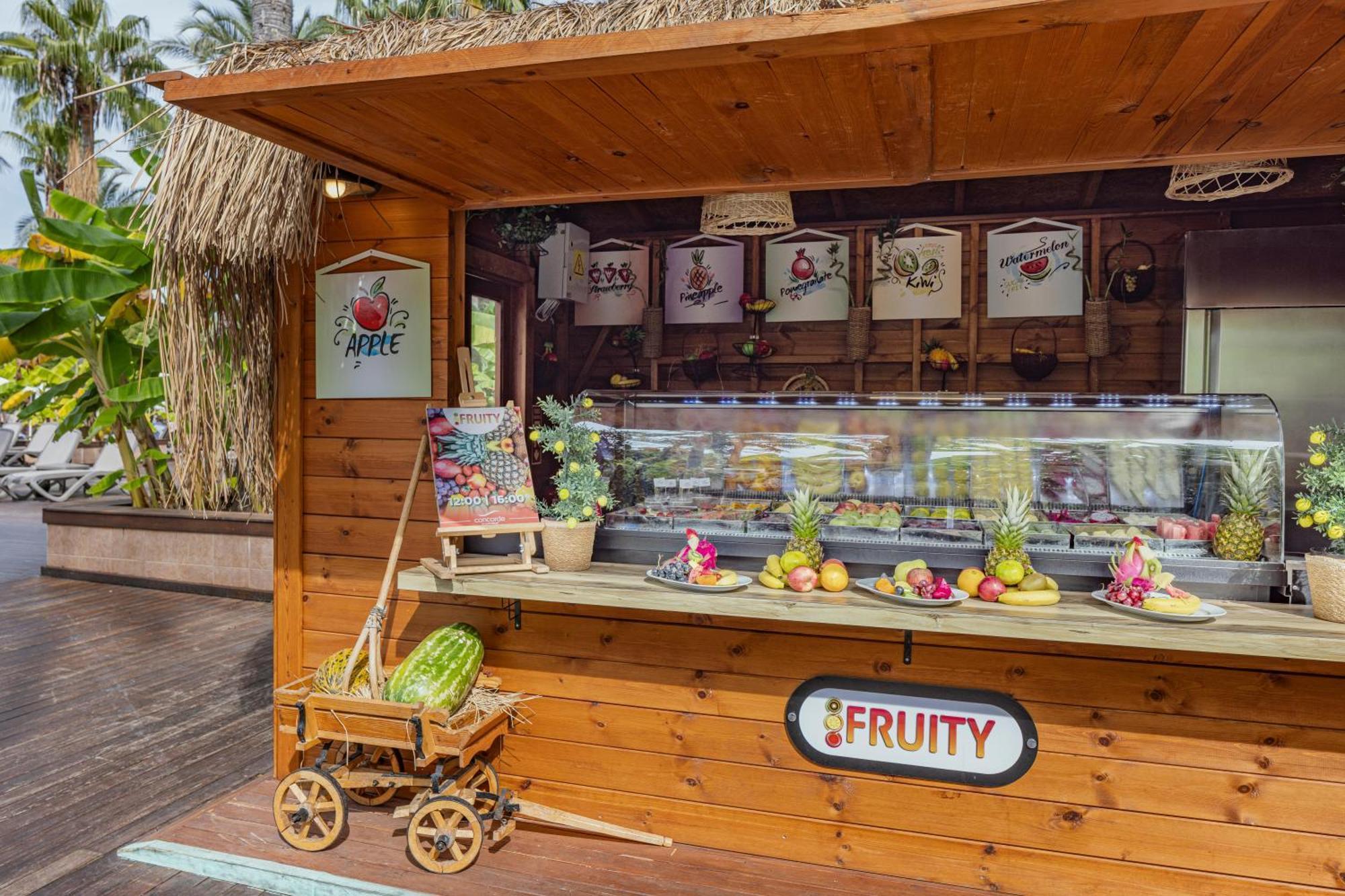 Concorde De Luxe Resort Antalya Exteriér fotografie A fruit stand in the resort