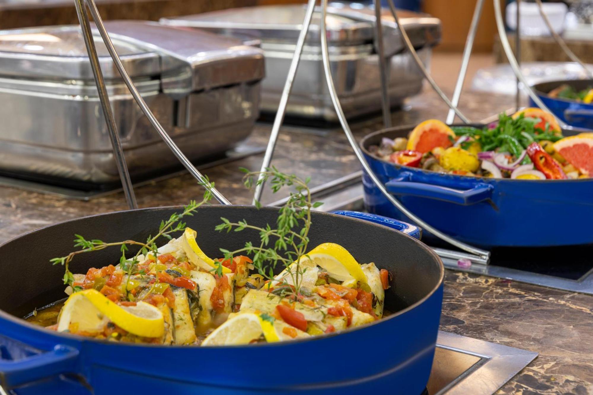Concorde De Luxe Resort Antalya Exteriér fotografie A blue Le Creuset cast iron casserole