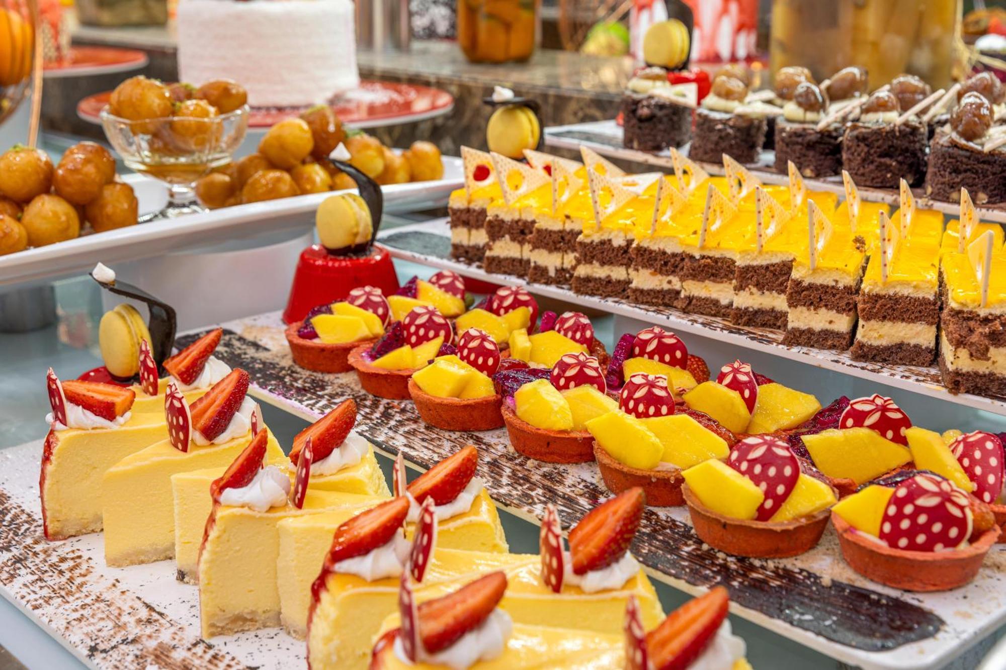 Concorde De Luxe Resort Antalya Exteriér fotografie A dessert buffet