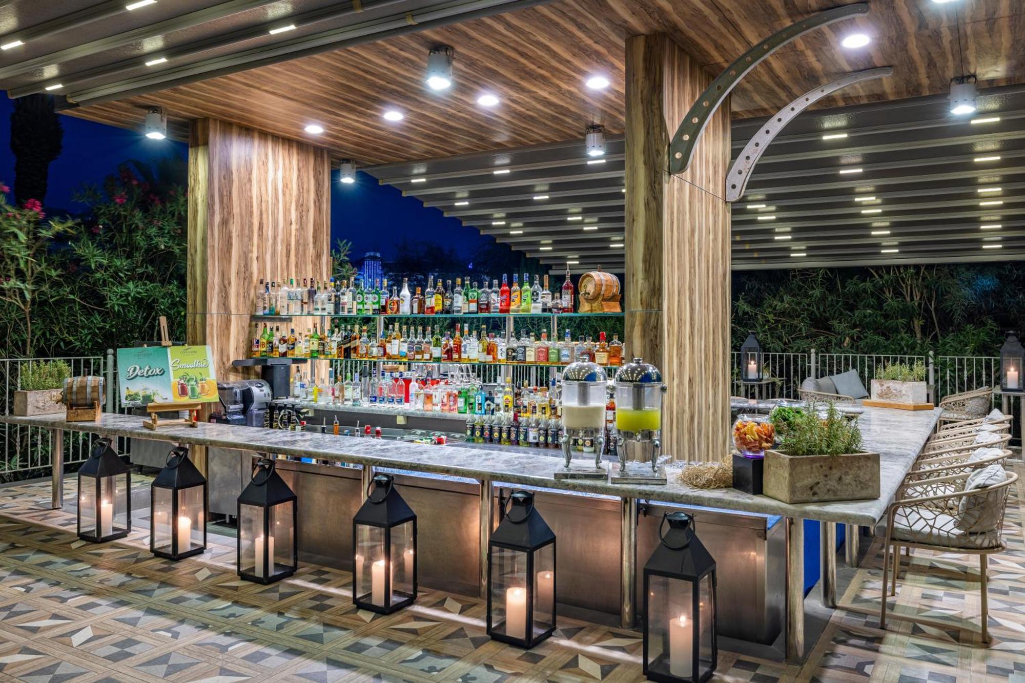 Concorde De Luxe Resort Antalya Exteriér fotografie The Pool Bar