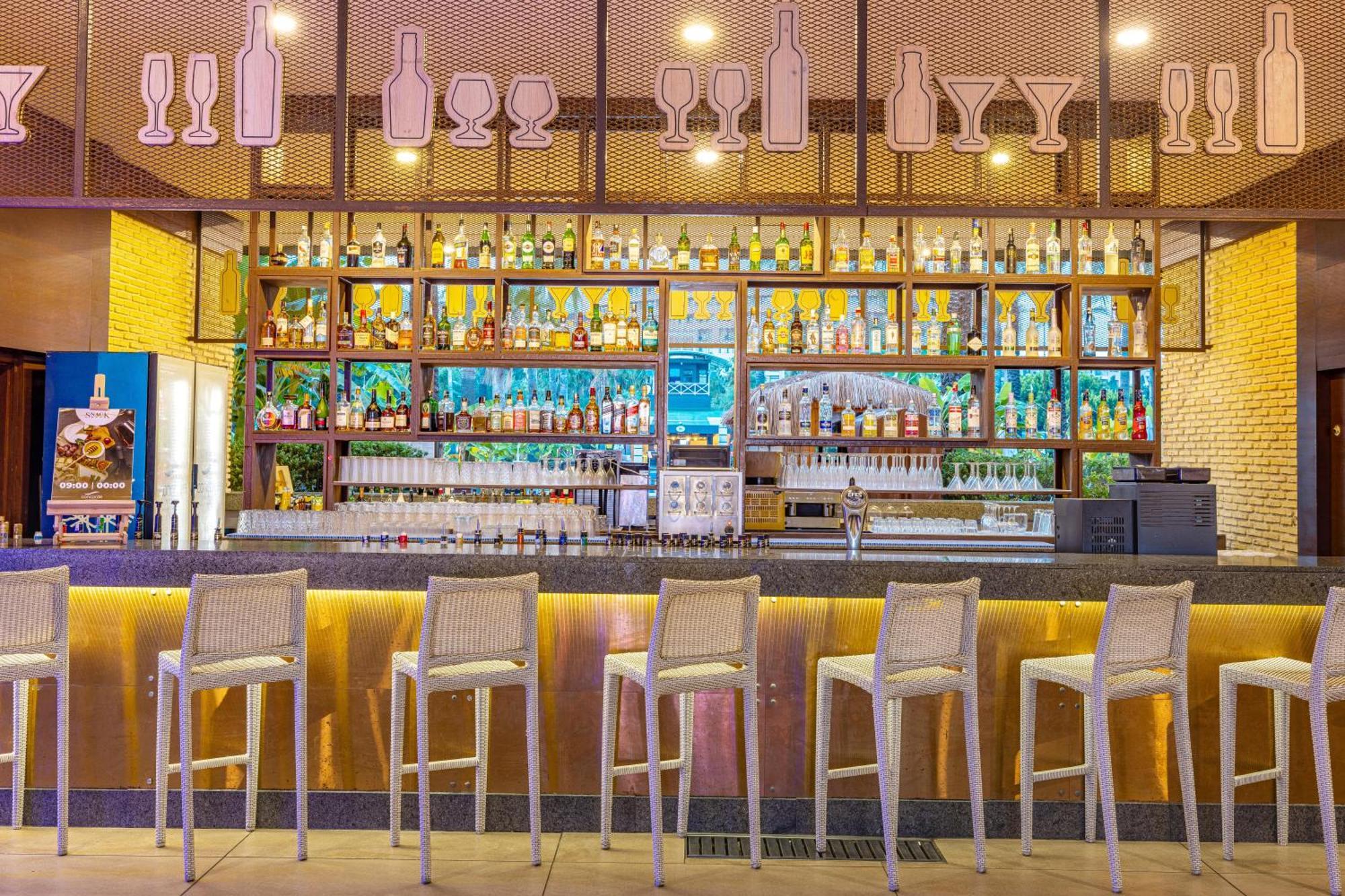 Concorde De Luxe Resort Antalya Exteriér fotografie The bar at the hotel