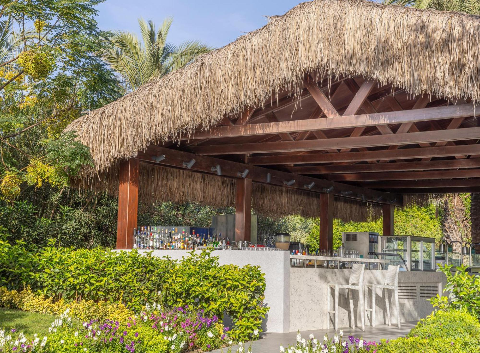 Concorde De Luxe Resort Antalya Exteriér fotografie The bar at the pool
